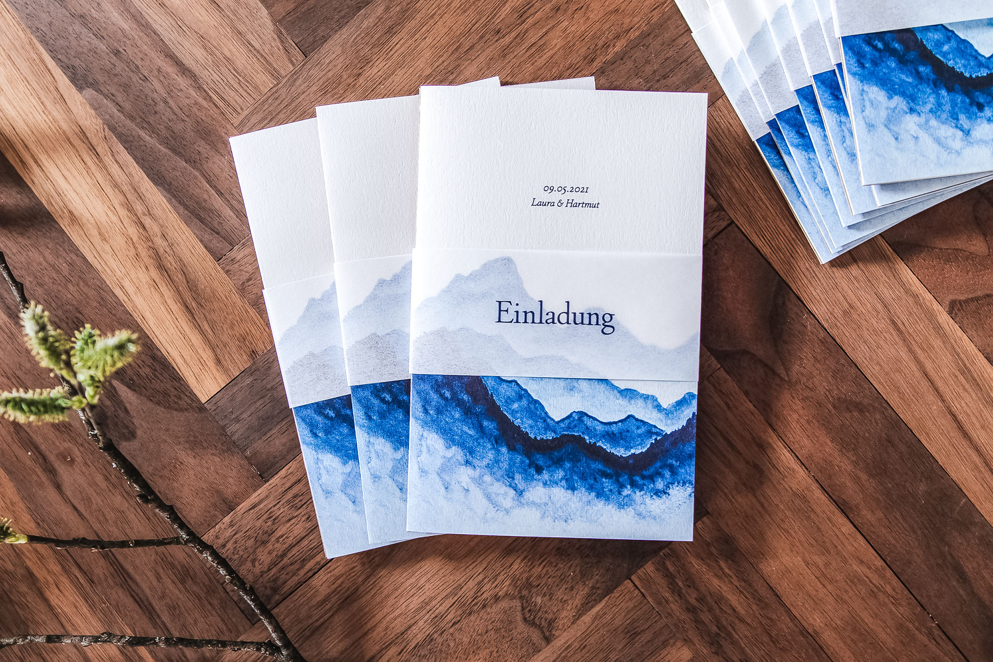 Hochzeitseinladungen mit blauer Illustration